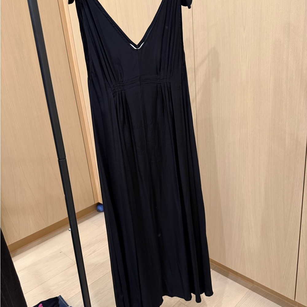 Natalie Martin Black Sleeveless V-Neck silk dress